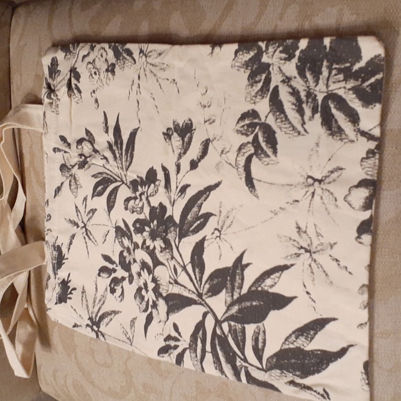 GUCCI FEMALE SATIN BLOOM POUCH TOTE NWT - Picture 6 of 11